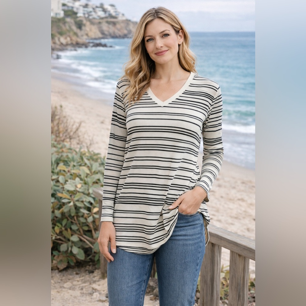 NWT LuLaRoe Elizabeth Hacci Black Cream Striped V-Neck Tunic Top Size Large